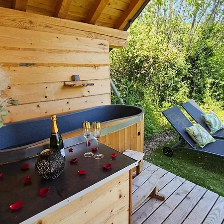 L'etang De La Tourne Bed & Breakfast Les Marches